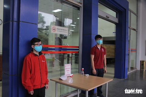 Sinh viên nhận khẩu trang, dung dịch sát khuẩn ngày đầu đi học lại - Ảnh 3. Sinh viên nhận khẩu trang, dung dịch sát khuẩn ngày đầu đi học lại - Ảnh 3.