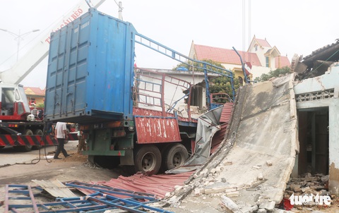 Xe container húc sập ba nhà dân lúc rạng sáng, nhiều người thoát chết - Ảnh 2. Xe container húc sập ba nhà dân lúc rạng sáng, nhiều người thoát chết - Ảnh 2.