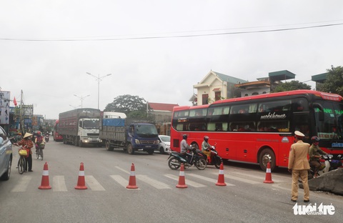 Xe container húc sập ba nhà dân lúc rạng sáng, nhiều người thoát chết - Ảnh 5. Xe container húc sập ba nhà dân lúc rạng sáng, nhiều người thoát chết - Ảnh 5.