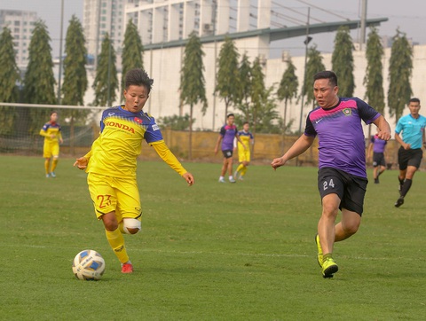 HLV Mai Đức Chung loại 3 cầu thủ trước khi sang Úc đá play-off đi Olympic - Ảnh 2. HLV Mai Đức Chung loại 3 cầu thủ trước khi sang Úc đá play-off đi Olympic - Ảnh 2.