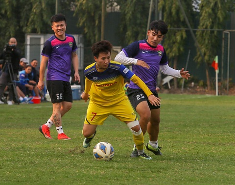 HLV Mai Đức Chung loại 3 cầu thủ trước khi sang Úc đá play-off đi Olympic - Ảnh 1. HLV Mai Đức Chung loại 3 cầu thủ trước khi sang Úc đá play-off đi Olympic - Ảnh 1.