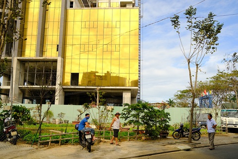 Nhà ốp kính gây chói mắt, có nên cấm? - Ảnh 4. Nhà ốp kính gây chói mắt, có nên cấm? - Ảnh 4.
