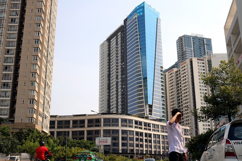 Nhà ốp kính gây chói mắt, có nên cấm? - Ảnh 1. Nhà ốp kính gây chói mắt, có nên cấm? - Ảnh 1.