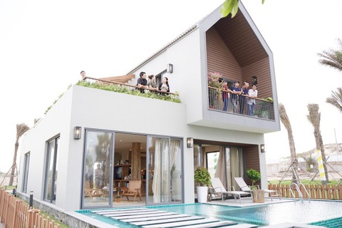 Hồ Tràm khoác áo mới - Ảnh 8. Hồ Tràm khoác áo mới - Ảnh 8.