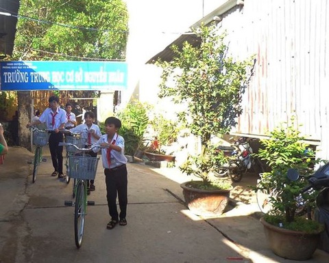 Thầy giáo bán khẩu trang 3.000 đồng: Trường kiểm điểm đúng, tôi sai - Ảnh 1. Thầy giáo bán khẩu trang 3.000 đồng: Trường kiểm điểm đúng, tôi sai - Ảnh 1.
