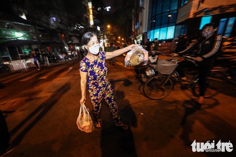Dân phố Trúc Bạch vui mừng hết cỡ khi hết cách ly - Ảnh 3. Dân phố Trúc Bạch vui mừng hết cỡ khi hết cách ly - Ảnh 3.