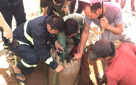 Nghẹt thở giải cứu bé 7 tuổi mắc kẹt trong lõi trụ điện cũ - Ảnh 1. Nghẹt thở giải cứu bé 7 tuổi mắc kẹt trong lõi trụ điện cũ - Ảnh 1.