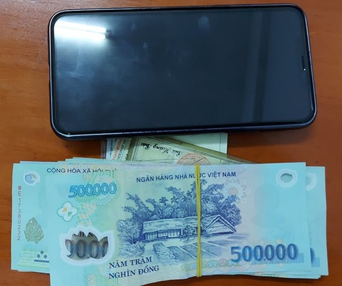 Khởi tố đối tượng quay phim phụ nữ tắm rồi đe dọa tống tiền - Ảnh 2. Khởi tố đối tượng quay phim phụ nữ tắm rồi đe dọa tống tiền - Ảnh 2.