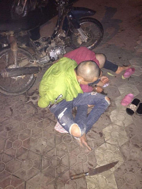 4h sáng, tóm 2 tên cướp trọc đầu mang dao phay trên quốc lộ - Ảnh 2. 4h sáng, tóm 2 tên cướp trọc đầu mang dao phay trên quốc lộ - Ảnh 2.