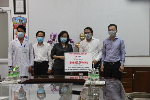 Gặp khó vẫn tặng 1 tỉ đồng cho lực lượng y tế chống dịch ở Đà Nẵng - Ảnh 1. Gặp khó vẫn tặng 1 tỉ đồng cho lực lượng y tế chống dịch ở Đà Nẵng - Ảnh 1.