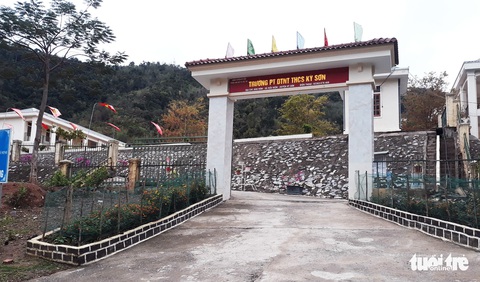 Dọn ký túc xá trường vùng cao đón người lao động từ Lào về cần cách ly - Ảnh 2. Dọn ký túc xá trường vùng cao đón người lao động từ Lào về cần cách ly - Ảnh 2.