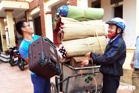 Dọn ký túc xá trường vùng cao đón người lao động từ Lào về cần cách ly - Ảnh 1. Dọn ký túc xá trường vùng cao đón người lao động từ Lào về cần cách ly - Ảnh 1.