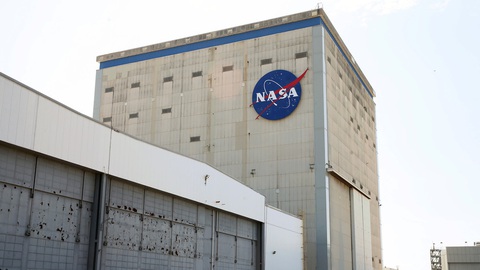 NASA đóng cửa cơ sở sản xuất tên lửa vì kỹ sư dính COVID-19 - Ảnh 1. NASA đóng cửa cơ sở sản xuất tên lửa vì kỹ sư dính COVID-19 - Ảnh 1.