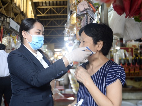 53.000 khẩu trang vải kháng khuẩn miễn phí đến tay công nhân, tiểu thương - Ảnh 1. 53.000 khẩu trang vải kháng khuẩn miễn phí đến tay công nhân, tiểu thương - Ảnh 1.