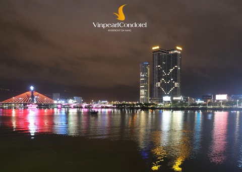 Vinpearl thắp sáng biểu tượng trái tim tri ân y, bác sĩ - Ảnh 1. Vinpearl thắp sáng biểu tượng trái tim tri ân y, bác sĩ - Ảnh 1.