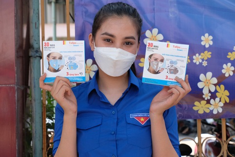 Châu Bùi quay lại Bệnh viện dã chiến Củ Chi ủng hộ quạt máy, nước rửa tay - Ảnh 6. Châu Bùi quay lại Bệnh viện dã chiến Củ Chi ủng hộ quạt máy, nước rửa tay - Ảnh 6.