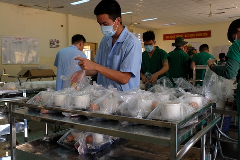 Châu Bùi quay lại Bệnh viện dã chiến Củ Chi ủng hộ quạt máy, nước rửa tay - Ảnh 2. Châu Bùi quay lại Bệnh viện dã chiến Củ Chi ủng hộ quạt máy, nước rửa tay - Ảnh 2.