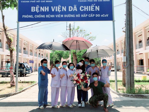 Châu Bùi quay lại Bệnh viện dã chiến Củ Chi ủng hộ quạt máy, nước rửa tay - Ảnh 1. Châu Bùi quay lại Bệnh viện dã chiến Củ Chi ủng hộ quạt máy, nước rửa tay - Ảnh 1.