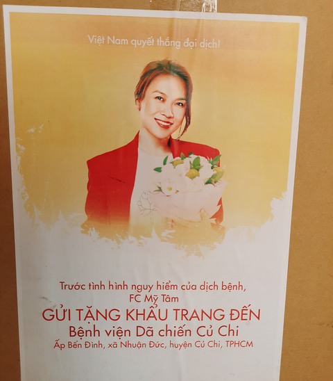 Châu Bùi quay lại Bệnh viện dã chiến Củ Chi ủng hộ quạt máy, nước rửa tay - Ảnh 5. Châu Bùi quay lại Bệnh viện dã chiến Củ Chi ủng hộ quạt máy, nước rửa tay - Ảnh 5.
