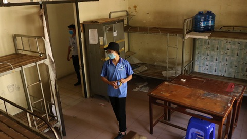 Đội phản ứng nhanh tình nguyện dọn dẹp ký túc xá - Ảnh 6. Đội phản ứng nhanh tình nguyện dọn dẹp ký túc xá - Ảnh 6.