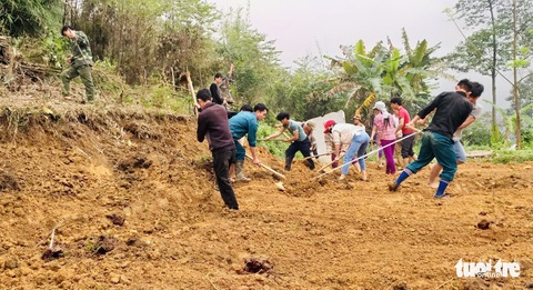 Thầy cô tranh thủ nghỉ dịch san đồi mở lớp cho bản xa - Ảnh 11. Thầy cô tranh thủ nghỉ dịch san đồi mở lớp cho bản xa - Ảnh 11.