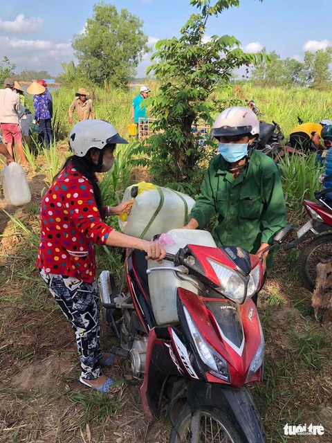 Thêm 150.000 lít nước từ TP.HCM về với bà con vùng hạn mặn - Ảnh 1. Thêm 150.000 lít nước từ TP.HCM về với bà con vùng hạn mặn - Ảnh 1.
