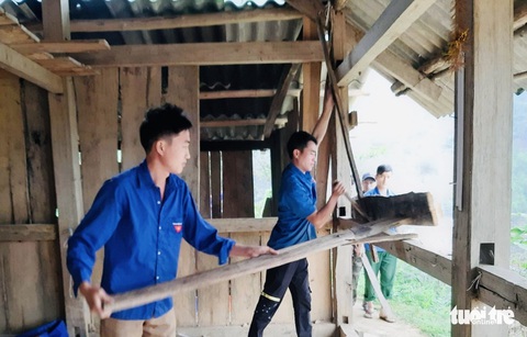 Thầy cô tranh thủ nghỉ dịch san đồi mở lớp cho bản xa - Ảnh 7. Thầy cô tranh thủ nghỉ dịch san đồi mở lớp cho bản xa - Ảnh 7.