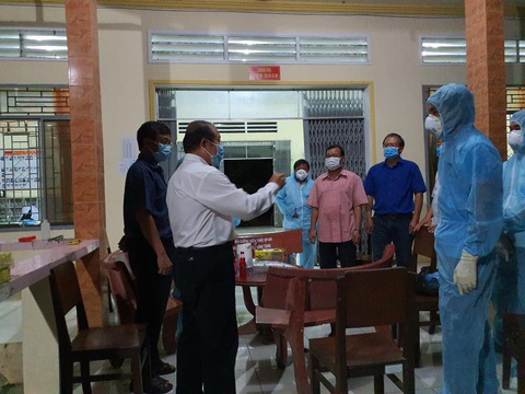 Lãnh đạo tỉnh Đồng Tháp họp khẩn trong đêm khi có 4 ca dương tính với COVID-19 về từ Anh - Ảnh 2. Lãnh đạo tỉnh Đồng Tháp họp khẩn trong đêm khi có 4 ca dương tính với COVID-19 về từ Anh - Ảnh 2.