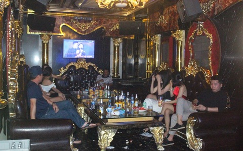 Có lệnh tạm dừng, tụ điểm karaoke vẫn cho nhân viên say sưa hát với khách - Ảnh 1. Có lệnh tạm dừng, tụ điểm karaoke vẫn cho nhân viên say sưa hát với khách - Ảnh 1.
