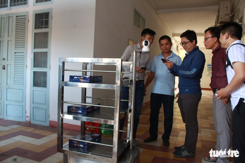 Thầy trò chế tạo robot phục vụ người cách ly vì dịch COVID-19 - Ảnh 3. Thầy trò chế tạo robot phục vụ người cách ly vì dịch COVID-19 - Ảnh 3.