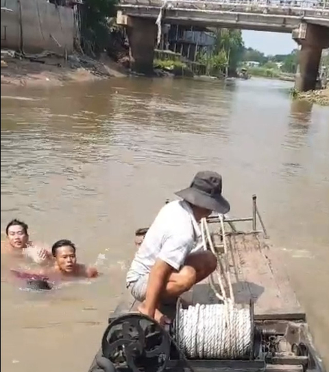 3 trẻ rủ nhau tắm kênh, 1 bé bị đuối nước - Ảnh 2. 3 trẻ rủ nhau tắm kênh, 1 bé bị đuối nước - Ảnh 2.