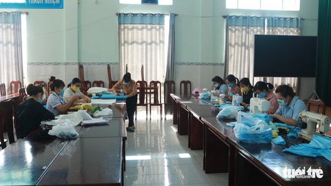 Trung tâm y tế may khẩu trang cho nhân viên, tặng bệnh nhân - Ảnh 1. Trung tâm y tế may khẩu trang cho nhân viên, tặng bệnh nhân - Ảnh 1.
