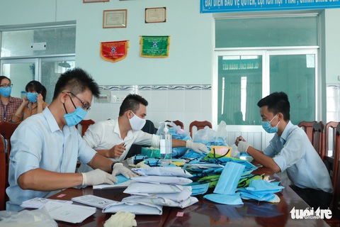Trung tâm y tế may khẩu trang cho nhân viên, tặng bệnh nhân - Ảnh 6. Trung tâm y tế may khẩu trang cho nhân viên, tặng bệnh nhân - Ảnh 6.