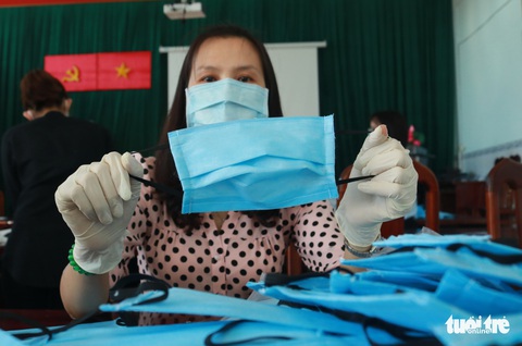 Trung tâm y tế may khẩu trang cho nhân viên, tặng bệnh nhân - Ảnh 7. Trung tâm y tế may khẩu trang cho nhân viên, tặng bệnh nhân - Ảnh 7.