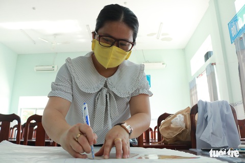 Trung tâm y tế may khẩu trang cho nhân viên, tặng bệnh nhân - Ảnh 3. Trung tâm y tế may khẩu trang cho nhân viên, tặng bệnh nhân - Ảnh 3.