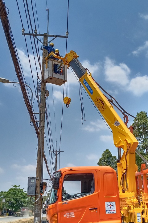 EVNHCMC khẩn trương hoàn thành cấp điện giai đoạn 3 cho Bệnh viện dã chiến Củ Chi - Ảnh 3. EVNHCMC khẩn trương hoàn thành cấp điện giai đoạn 3 cho Bệnh viện dã chiến Củ Chi - Ảnh 3.