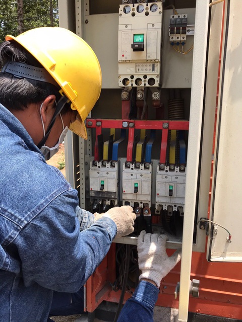 EVNHCMC khẩn trương hoàn thành cấp điện giai đoạn 3 cho Bệnh viện dã chiến Củ Chi - Ảnh 5. EVNHCMC khẩn trương hoàn thành cấp điện giai đoạn 3 cho Bệnh viện dã chiến Củ Chi - Ảnh 5.