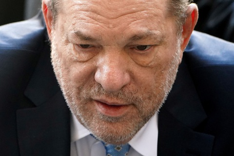 Ông trùm điện ảnh Harvey Weinstein bị cách ly trong tù vì COVID-19 - Ảnh 2. Ông trùm điện ảnh Harvey Weinstein bị cách ly trong tù vì COVID-19 - Ảnh 2.