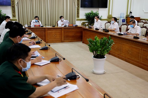 Chủ tịch TP.HCM chỉ đạo ra gấp quy trình cưỡng chế người không chịu cách ly bắt buộc - Ảnh 1. Chủ tịch TP.HCM chỉ đạo ra gấp quy trình cưỡng chế người không chịu cách ly bắt buộc - Ảnh 1.