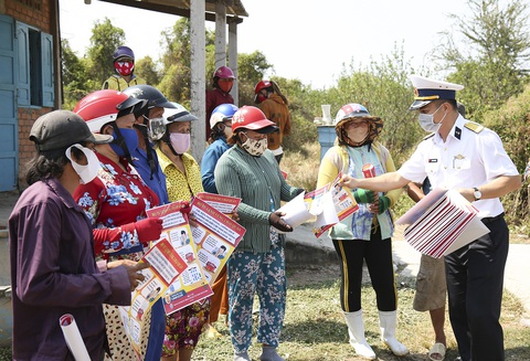 Hải quân cung cấp gần 5 triệu lít nước sinh hoạt cho dân vùng hạn mặn - Ảnh 2. Hải quân cung cấp gần 5 triệu lít nước sinh hoạt cho dân vùng hạn mặn - Ảnh 2.