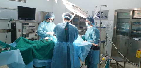 Mổ ruột thừa cấp cứu cho bệnh nhân trong khu cách ly COVID-19 - Ảnh 1. Mổ ruột thừa cấp cứu cho bệnh nhân trong khu cách ly COVID-19 - Ảnh 1.