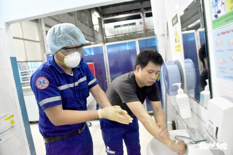 Trắng đêm chuyển người vào khu cách ly - Ảnh 14. Trắng đêm chuyển người vào khu cách ly - Ảnh 14.