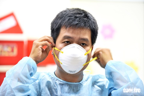 Trắng đêm chuyển người vào khu cách ly - Ảnh 3. Trắng đêm chuyển người vào khu cách ly - Ảnh 3.