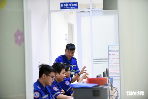 Trắng đêm chuyển người vào khu cách ly - Ảnh 15. Trắng đêm chuyển người vào khu cách ly - Ảnh 15.