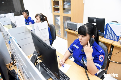 Trắng đêm chuyển người vào khu cách ly - Ảnh 2. Trắng đêm chuyển người vào khu cách ly - Ảnh 2.