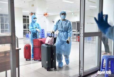Trắng đêm chuyển người vào khu cách ly - Ảnh 10. Trắng đêm chuyển người vào khu cách ly - Ảnh 10.