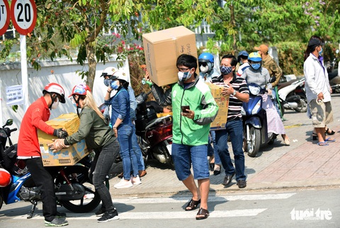 Hàng trăm thân nhân đến tiếp tế người cách ly từ cây lau chùi đến quạt máy - Ảnh 9. Hàng trăm thân nhân đến tiếp tế người cách ly từ cây lau chùi đến quạt máy - Ảnh 9.