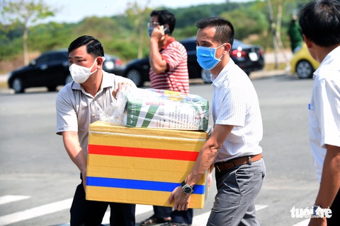 Hàng trăm thân nhân đến tiếp tế người cách ly từ cây lau chùi đến quạt máy - Ảnh 13. Hàng trăm thân nhân đến tiếp tế người cách ly từ cây lau chùi đến quạt máy - Ảnh 13.