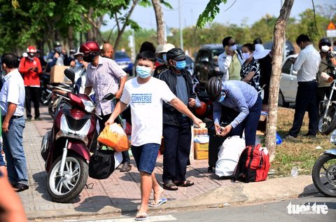 Hàng trăm thân nhân đến tiếp tế người cách ly từ cây lau chùi đến quạt máy - Ảnh 14. Hàng trăm thân nhân đến tiếp tế người cách ly từ cây lau chùi đến quạt máy - Ảnh 14.