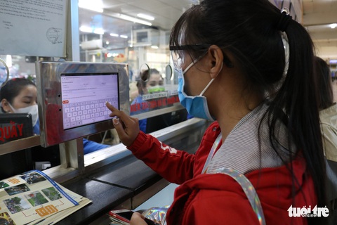 Nhà ga, bến xe ở TP.HCM: Trước khi vào ghế ngồi là phải khai báo y tế - Ảnh 2. Nhà ga, bến xe ở TP.HCM: Trước khi vào ghế ngồi là phải khai báo y tế - Ảnh 2.